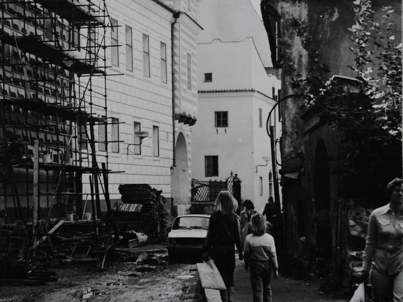 Počátky rekonstrukce bývalého městského divadla a budoucího hotelu Růže. Vypukla 12. 12: 1980.