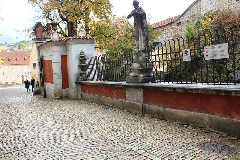 Český Krumlov a zámek už zase zejí neobvyklou prázdnotou.