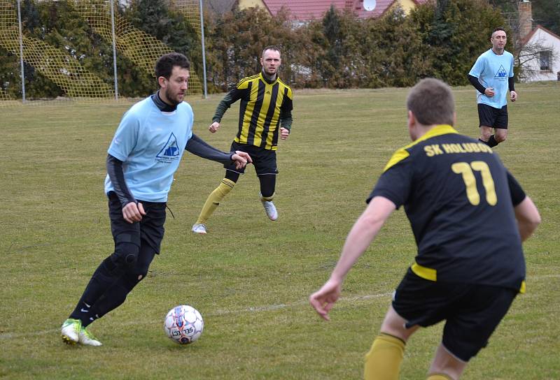 Fotbalová příprava: SK Holubov (černožluté dresy) – SK Zlatá Koruna 3:3 (1:2).