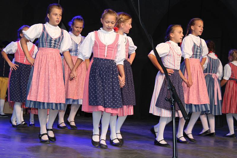 Mezinárodní folklórní festival uzavřela vystoupení domácích souborů Jitřenka a Růže.