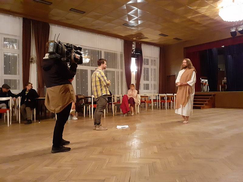 Zkouška pašijových her v sále kulturního domu v Hořicích na Šumavě.
