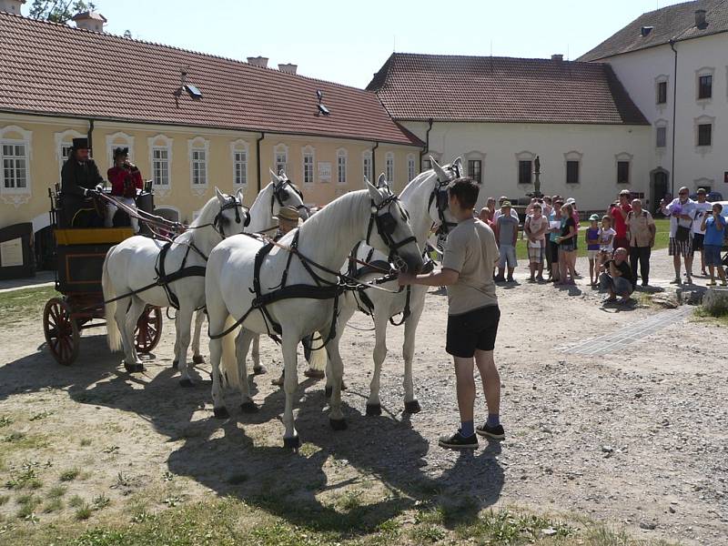 Historický poštovní dostavník vyrazil v sobotu z Vyššího Brodu do Bad Leonfeldenu.