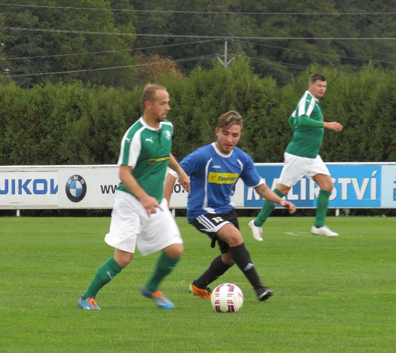 Oblastní I.B třída (skupina A) - 9. kolo: TJ Malše Roudné B (zelené dresy) - FK Spartak Kaplice 1:2 (1:2).