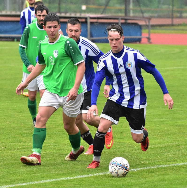 KP muži – 25. kolo: TJ Blatná (modrobílé dresy) – FK Slavoj Český Krumlov 1:3 (0:1).