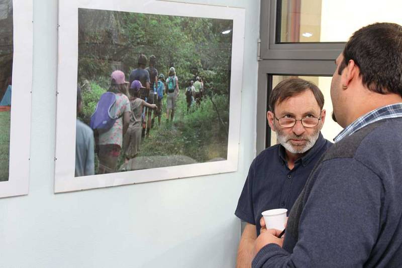 Pracovníci CPDM, Mikuláš Horský (vlevo) a Lukáš Dunka, při diskusi o výstavě.