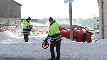 Osobní auto narazilo ve čtvrtek 7. února ráno do domu v Černé v Pošumaví.