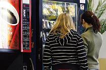 Ze škol musí zmizet automaty se slazenými nápoji i nezdravými pamlsky. Vyhláška nařizuje prodávat ve školách pouze zdravé potraviny a nápoje.