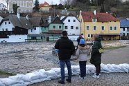 Takhle vypadala Vltava v Českém Krumlově od Barevné skály po pivovar 3. ledna 2024 odpoledne, těsně před dosažením povodňové trojky.