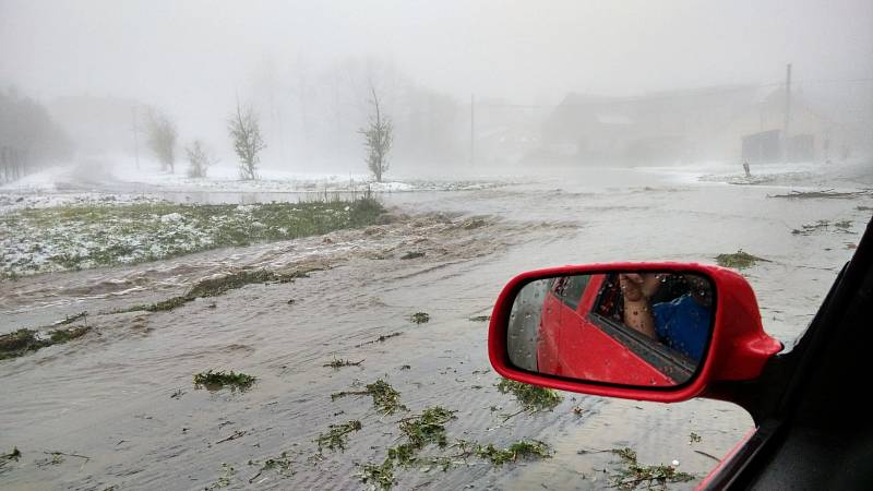 Krupobití u Křenova. Při jízdě do Chvalšin.