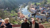 Lezecká skupina Územního odboru Český Krumlov HZS JčK spouštěla na laně z horní plošiny středověkého lešení na Jakobínce při taktickém cvičení dva raněné. Zásahu velel Marek Voldřich.