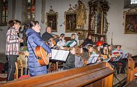 Vánoční koncert v sobotu rozezněl kostel sv. Máří Magdalény ve Chvalšinách.