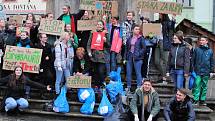 Studenti gymnázia a školy sv. Anežky se sešli na náměstí, připojili se ke globální demonstraci za ochranu klimatu a životního prostředí.