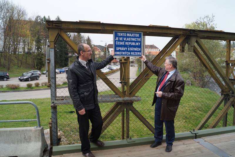 Město most odkoupilo od Správy státních hmotných rezerv v roce 2017, na snímku starosta Dalibor Carda a předseda Správy Pavel Švagr.