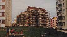 Český Krumlov v roce 1995. V r. 95 pokračovala výstavba bytových domů "Domoradice" v sousedství sídliště Mír.