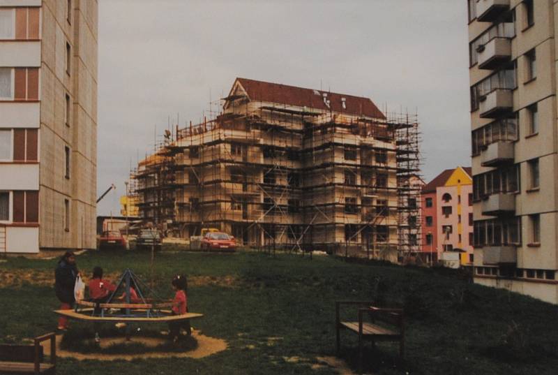 Český Krumlov v roce 1995. V r. 95 pokračovala výstavba bytových domů "Domoradice" v sousedství sídliště Mír.