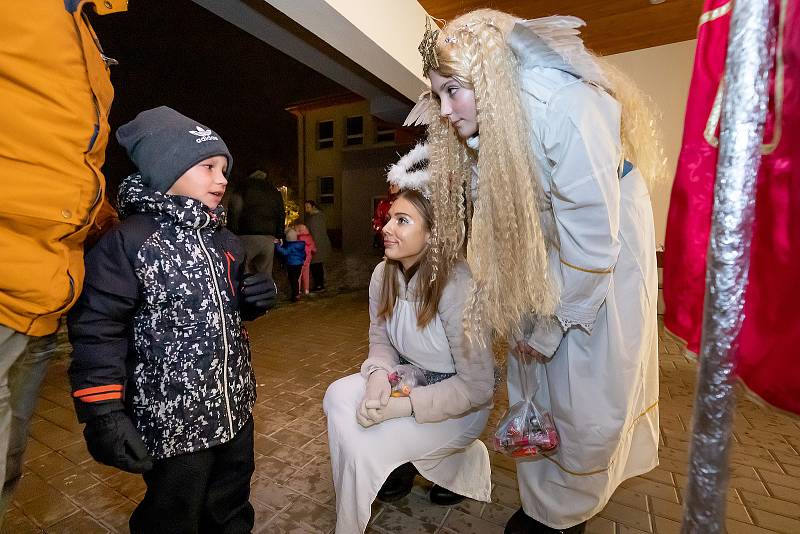 Mikulášská nadílka v Dolním Třeboníně na zahradě základní školy.