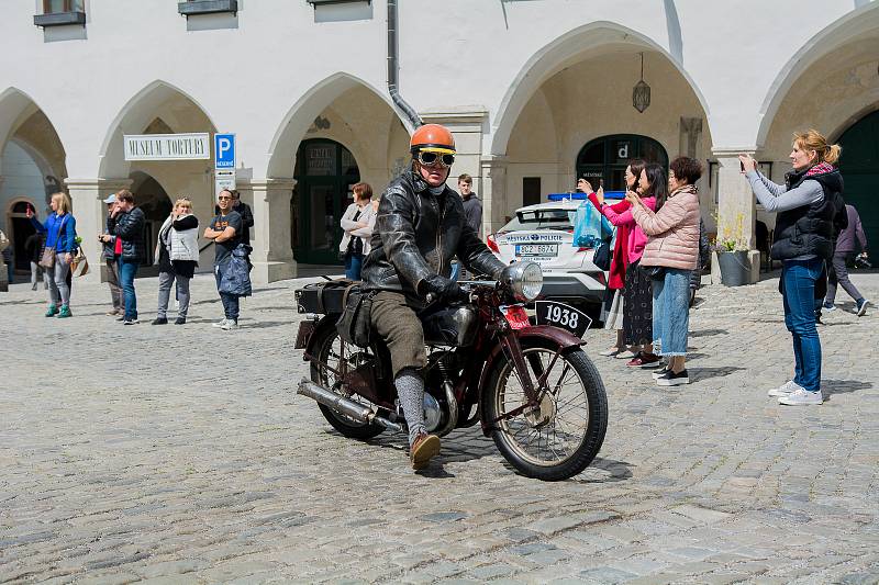 Veteránské vozy způsobily rozruch v Českém Krumlově.