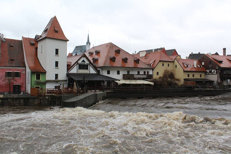 Vodohospodáři sklopili jez na Vltavě pod Plášťovým mostem.