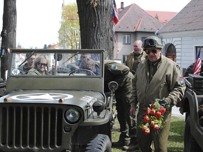 Jízda Veteran Army Vehicles clubu k uctění padlých vojáků. 