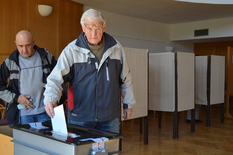 Volby v sále křemežské radnice v pátek odpoledne.