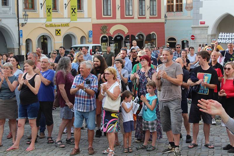 V Českém Krumlově se za nezávislou justici a proti premiérovi demonstrovalo už počtvrté.