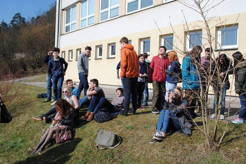 Lidé se zaujetím sledovali částečné zatmění slunce před českokrumlovským gymnáziem.