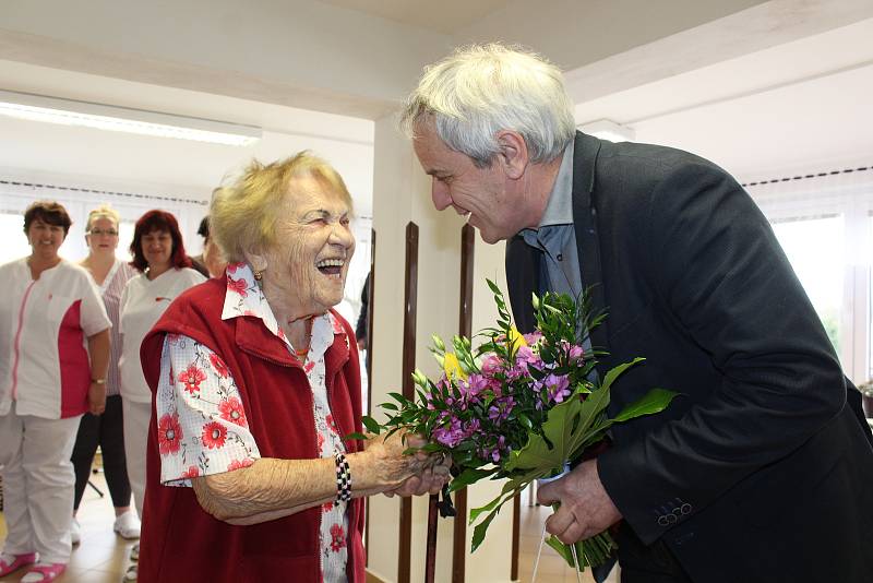 Věra Kleissnerová, učitelka na penzi, která žije v Domově důchodců v Horní Plané, oslavila úžasné sto druhé narozeniny.