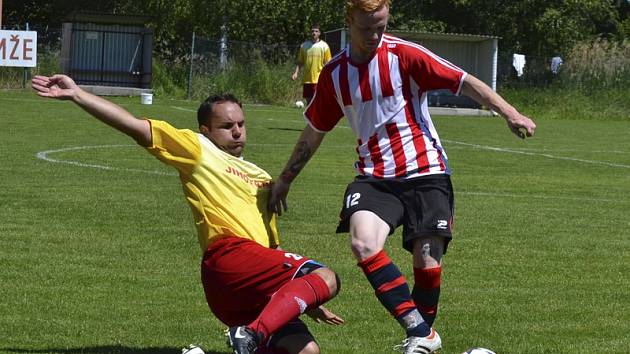 Derby nijak nevybočilo z normálu, přesto se nedohrálo v jedenácti na obou stranách. Už ve 49. minutě se po druhé žluté poroučel ze hřiště hostující Adam Kvasnička (vpravo, v této chvíli zastavený skluzujícím Tomášem Matějkou).