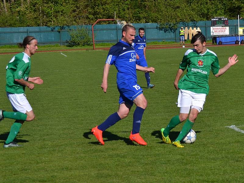 Dohrávka divize A - 23. kolo: FK Slavoj Český Krumlov (zelené dresy) - 1. FC Karlovy Vary 1:1 (1:0), na penalty 5:3.