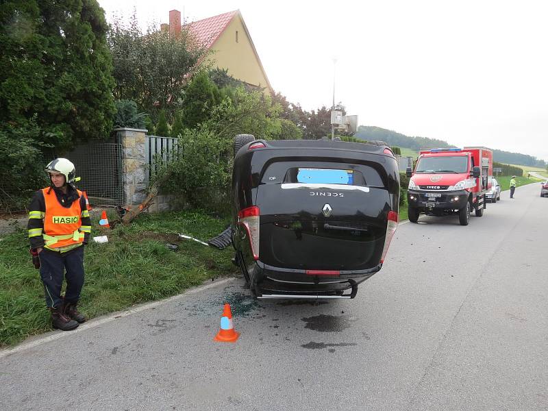 Muži v převráceném autě první pomoc poskytl policista Bohumil Havlíček společně s dalším mužem.