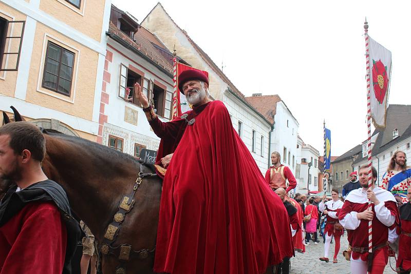 Krásnou podívanou opět návštěvníkům Krumlova připravil hlavní kostýmovaný průvod Slavností pětilisté růže.