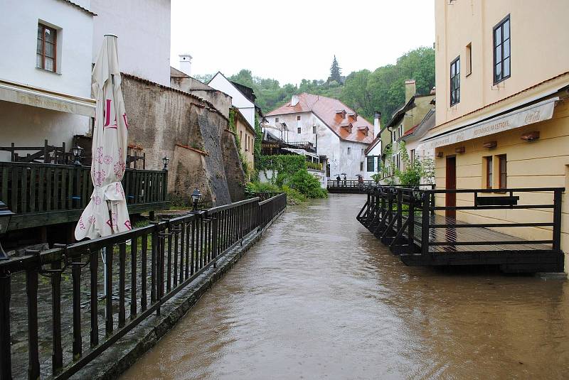 Povodně v Českém Krumlově v roce 2013. Ze břehů se vylila Polečnice, zahrozila i Vltava v centru. Pod vodou skončily hospodské zahrádky i auta.
