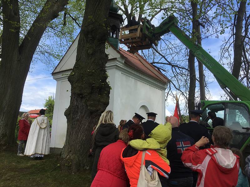 Slavnostní okamžik svěcení a zavěšování zvonku do kaple si nenechala ujít spousta lidí.