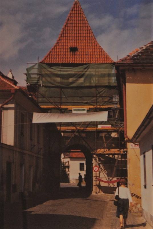 Český Krumlov v roce 1994. Rekonstrukce Budějovické brány.