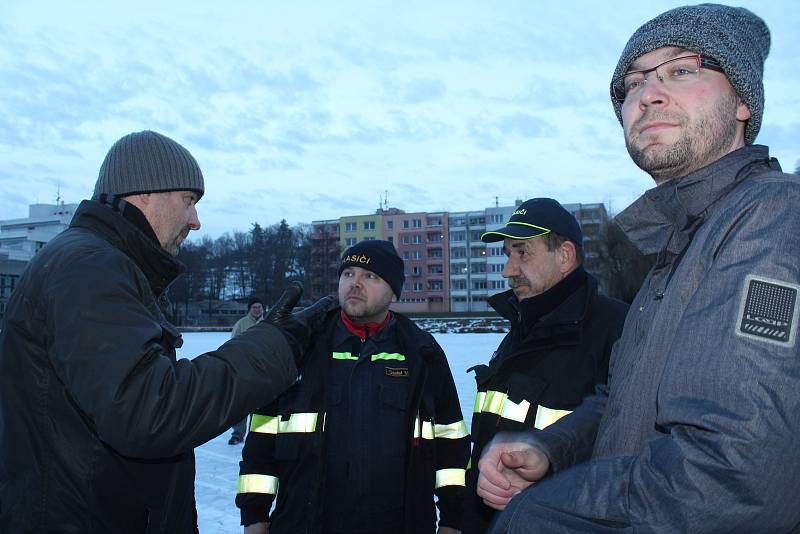 Krumlovští dobrovolní hasiči se snažili zkvalitnit led na rybníku Horní Brána.