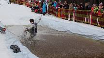 Šestačtyřicet nadšenců na lyžích a na snowboardech zakončilo zimní sezónu stylově, velikonočním přejezdem Lipenské louže.