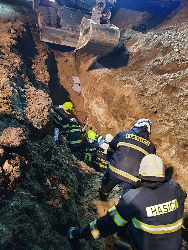 Zraněného muže transportovala letecká záchranná služba do krajské nemocnice.