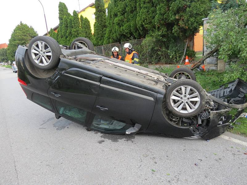 Muži v převráceném autě první pomoc poskytl policista Bohumil Havlíček společně s dalším mužem.