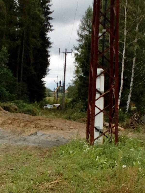 Energetici spolu s lesníky nají plno práce u spadlých drátů před Žďárem.