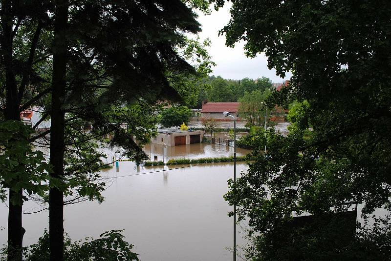 Povodně v Českém Krumlově v roce 2013. Ze břehů se vylila Polečnice, zahrozila i Vltava v centru. Pod vodou skončily hospodské zahrádky i auta.