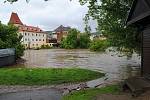 Povodně v Českém Krumlově v roce 2013. Ze břehů se vylila Polečnice, zahrozila i Vltava v centru. Pod vodou skončily hospodské zahrádky i auta.