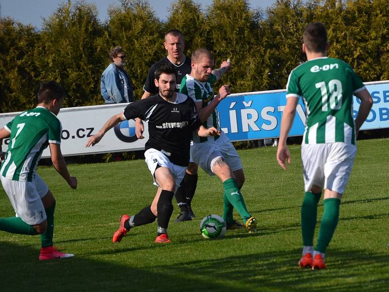 Divize A - 20. kolo: Malše Roudné (zelenobílé dresy) - FK Slavoj Český Krumlov 0:2 (0:1).
