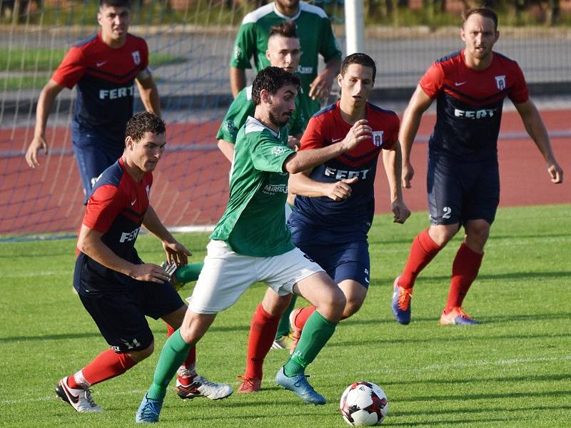 Divize (skupina A) - 3. kolo: TJ Spartak Soběslav (modročervené dresy) - FK Slavoj Český Krumlov 3:0 (1:0).