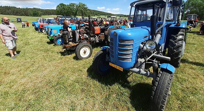 První traktoriáda ve Chmelné se skvěle vydařila. K vidění bylo plno traktorů a obdivovalo je mnoho návštěvníků.