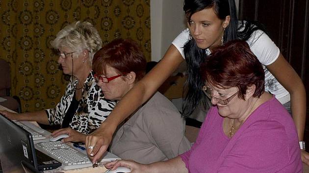 Při problémech spojených s poznáváním tajů výpočetní techniky nezůstávají senioři v Rožmberku nad Vltavou bez pomoci. Pomáhá jim lektor i asistentka.