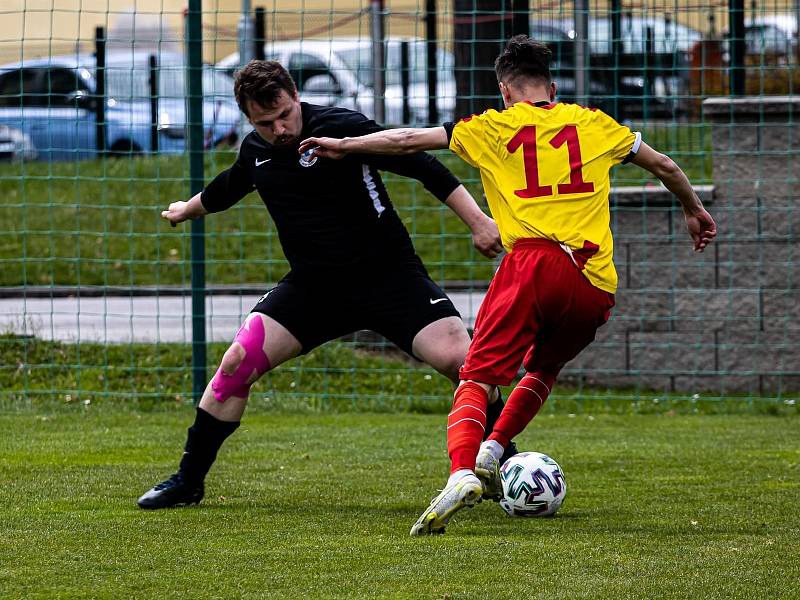 Fotbalisté Dolního Dvořiště (v černém) potvrdili proti Chvalšinám roli favorita a vyhráli 2:0, ale optimální výkon v 19. kole I. B třídy nepředvedli.