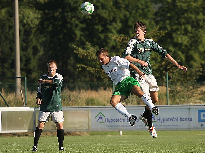 Fotbalové utkání krajského přeboru mužů / TJ Malše Roudné - FK Slavoj Český Krumlov 1:1 (1:1).