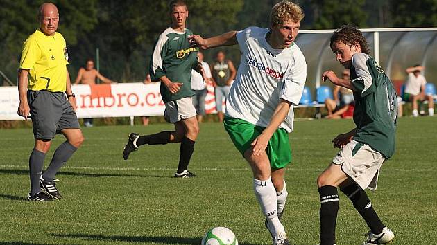 Fotbalové utkání krajského přeboru mužů / TJ Malše Roudné - FK Slavoj Český Krumlov 1:1 (1:1).