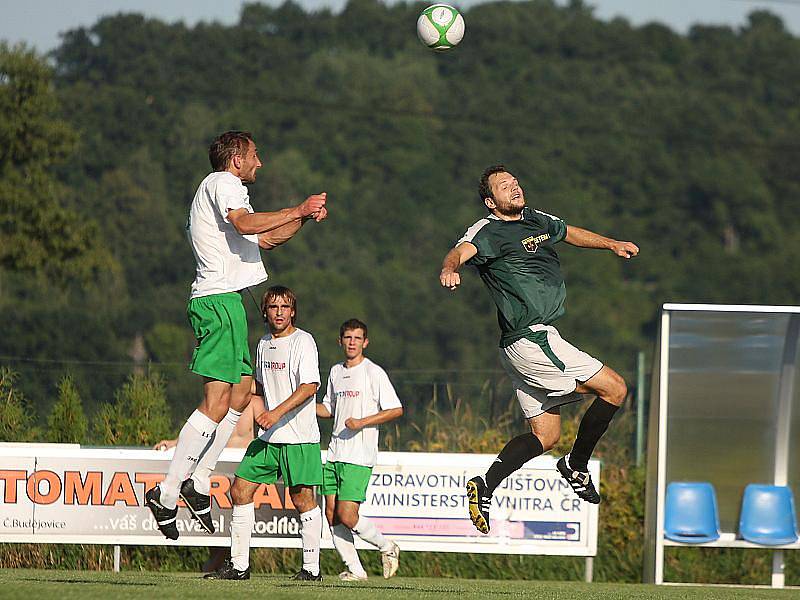 Fotbalové utkání krajského přeboru mužů / TJ Malše Roudné - FK Slavoj Český Krumlov 1:1 (1:1).