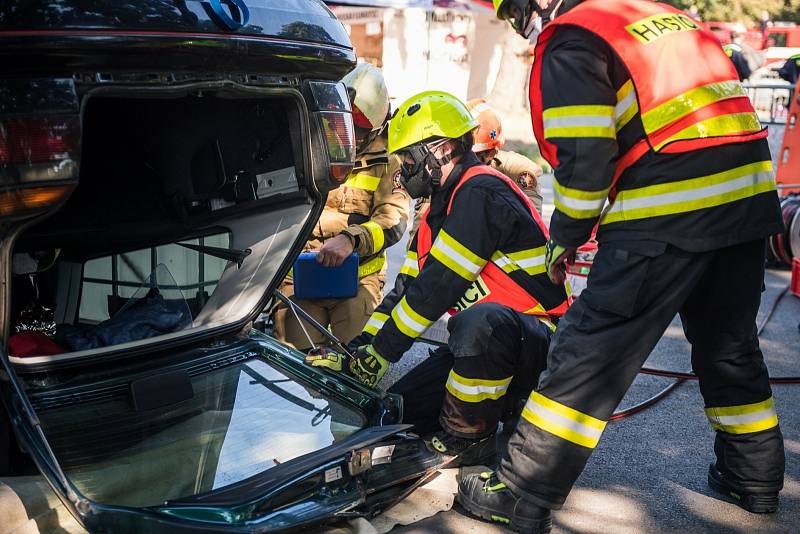 Dobrovolní hasiči z Velešína zabodovali v Praze. Zvítězili v soutěži vyprošťování osob z havarovaných vozů v kategorii dobrovolných hasičů.